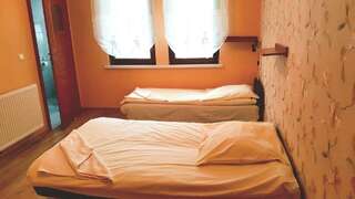 Отели типа «постель и завтрак» Gościniec w Dolinie Гнезно Двухместный номер с 1 кроватью или 2 отдельными кроватями и ванной комнатой-2